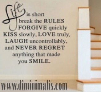  wallpaper vs wallsticker , perbedaan wallpaper dan wall sticker, cara memasang wallsticker