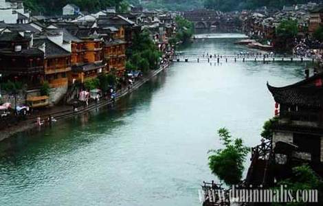 efek buruk rumah dekat sungai, contoh rumah di pinggir sungai, akibat membangun rumah di pinggir sungai