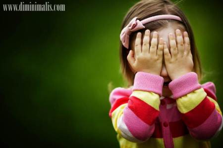  cara mengatasi anak pemalu, cara mengatasi anak pemalu dan penakut, penyebab anak pemalu, mengatasi anak kurang percaya diri, cara membuat anak berani, mengatasi anak pendiam