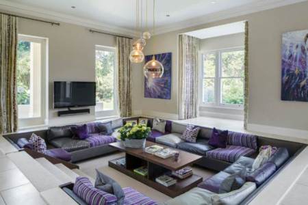 Ruangan yang cocok untuk santai dekorasi ruangan untuk santai, desain ruang keluarga minimalis, desain ruang tv sempit, ruang tv sederhana, ruang keluarga dengan penataan yang simpel, dekorasi ruang keluarga tanpa sofa, ruang keluarga lesehan, ruang makan sekaligus ruang keluarga, menata furniture yang memenuhi ruangan