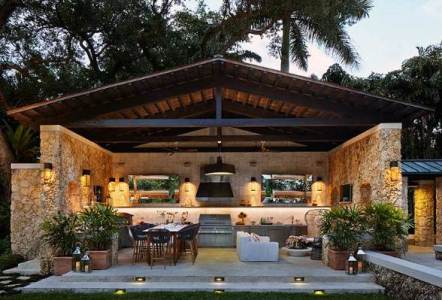 Desain Dapur Outdoor, desain dapur terbuka dengan taman, desain dapur semi outdoor, desain dapur mungil terbuka, kanopi untuk dapur terbuka, dapur terbuka menghadap taman, desain dapur terbuka dibelakang rumah, dapur terbuka di halaman belakang, desain dapur dekat taman belakang