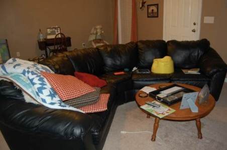 Memadukan warna cat dinding perpaduan warna cat hijau dan kuning, warna cat ruang tamu 2 warna, warna cat depan rumahwarna cat ruang tamu yang cantik, perpaduan warna yang serasi, warna cat tembok, warna cat ruang tamu yang bagus, kombinasi cat rumah warna krem