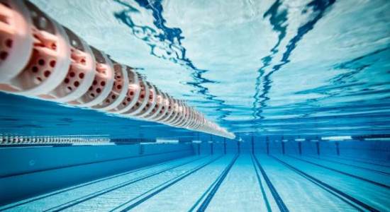 Bahaya Menelan Air Kolam Renang, anak minum air kolam renang, bayi terminum air kolam renang, efek terminum air kolam renang, efek terlalu sering berenang, badan anak panas setelah berenang, bahaya berenang saat menstruasi, cara mengobati alergi air kaporit, air kolam renang biasanya mengandung