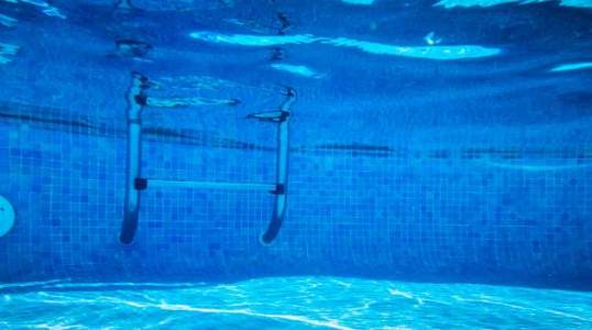 Bahaya Menelan Air Kolam Renang, anak minum air kolam renang, bayi terminum air kolam renang, efek terminum air kolam renang, efek terlalu sering berenang, badan anak panas setelah berenang, bahaya berenang saat menstruasi, cara mengobati alergi air kaporit, air kolam renang biasanya mengandung