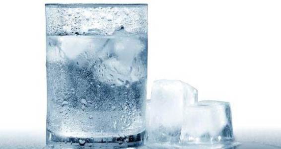 Dampak Minum Air Es Terlalu Sering, bahaya minum air es setelah makan, akibat sering minum air dingin dari kulkas, manfaat minum air es malam hari, manfaat minum air es di pagi hari, pengaruh es pada tulang, akibat minum es pada malam hari, minum air dingin membuat gemuk, efek minum air es saat haid