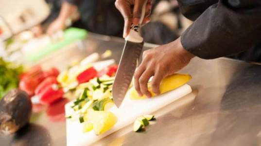 Mengajari anak memasak, cara mengajarkan anak memasak, cara mengajari anak memasak