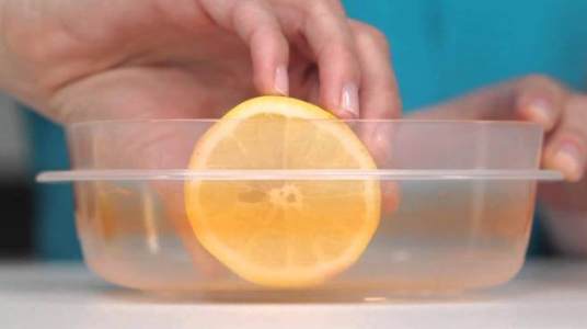 Cara Merawat Tupperware, cara membersihkan botol tupperware yang berlumut, cara mencuci botol tupperware baru, cara menggunakan tupperware baru, cara menggunakan botol tupperware pertama kali, cara merawat tupperware baru, cara menghilangkan noda pada tupperware, cara menggunakan botol minum tupperware baru, cara membersihkan tupperware