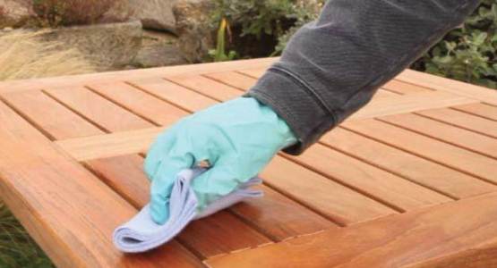 merawat furniture kayu jati, cairan untuk mengkilapkan kayu jati, cairan pembersih kayu jati, cairan pembersih furniture kayu, cara mengkilapkan perabot kayu, cara mengkilapkan kursi kayu, minyak kayu jati, bahan alami pengkilap kayu, cara membersihkan furniture kayu,