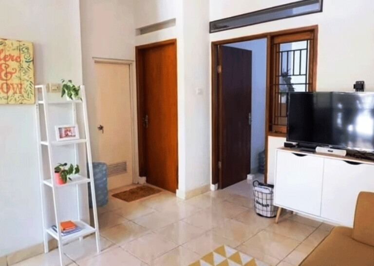 kamar mandi ruang keluarga dan ruang masak yang menjadi satu - ndekor.id