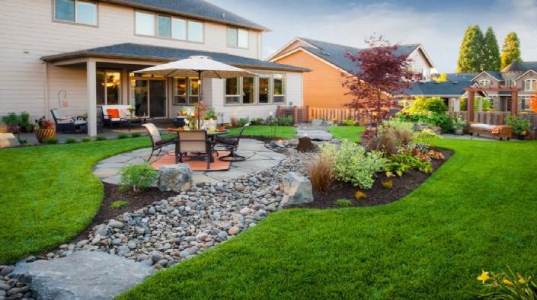 Menata Taman Depan Rumah, taman depan rumah sederhana, cara membuat taman depan rumah, cara menata bunga di depan rumah, taman depan rumah minimalis lahan sempit, cara membuat taman kecil di depan rumah, taman belakang rumah minimalis modern, taman minimalis depan rumah type 36, taman belakang rumah sempit