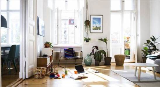 ruang keluarga dengan penataan yang simpel, menata ruang tamu pintu tengah, menata ruang tv, menata ruang tamu tanpa kursi, ruang makan sekaligus ruang keluarga, menata ruang keluarga sederhana, cara menata ruang tamu yang luas