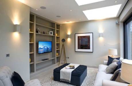 Cara Menata Ruang Keluarga Sempit, cara menata ruang tamu yang menyatu dengan ruang keluarga, ruang keluarga dengan penataan yang simpel, menata ruang tamu tanpa kursi, menata ruang tv, ruang makan sekaligus ruang keluarga, desain ruang tv sempit, menata ruang tamu pintu tengah, cara menata ruang tamu dan dapur