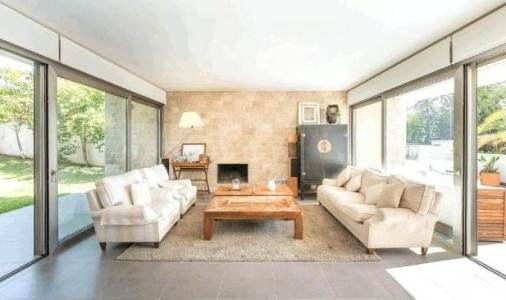 Menata Ruang Tamu yang Memanjang, menata ruang tamu pintu tengah, cara menata ruang tamu yang menyatu dengan ruang keluarga, cara menata ruang tamu yang luas, cara menata ruang keluarga, menata ruang tamu sederhana, desain interior untuk ruangan memanjang, cara menata ruang tamu dan dapur, menata ruang tamu tanpa kursi