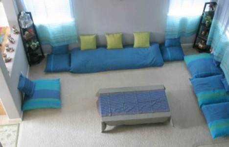 ruang keluarga lesehan, menata ruang tamu yang menyatu dengan ruang keluarga, ruang tamu tanpa kursi minimalis, ruang tamu lesehan ala jepang, ruang tamu lesehan ala arab, ruang keluarga dengan penataan yang simpel, contoh desain ruang tamu kecil tanpa kursi, desain ruang keluarga terbuka, cara menata ruang tamu yang sempit,