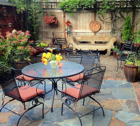 Mendesain Teras Rumah Bergaya Vintage