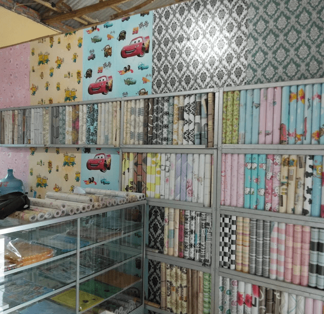 Membandingkan harga stiker dinding pada beberapa offline stor