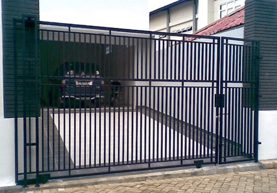 Pintu gerbang dari besi