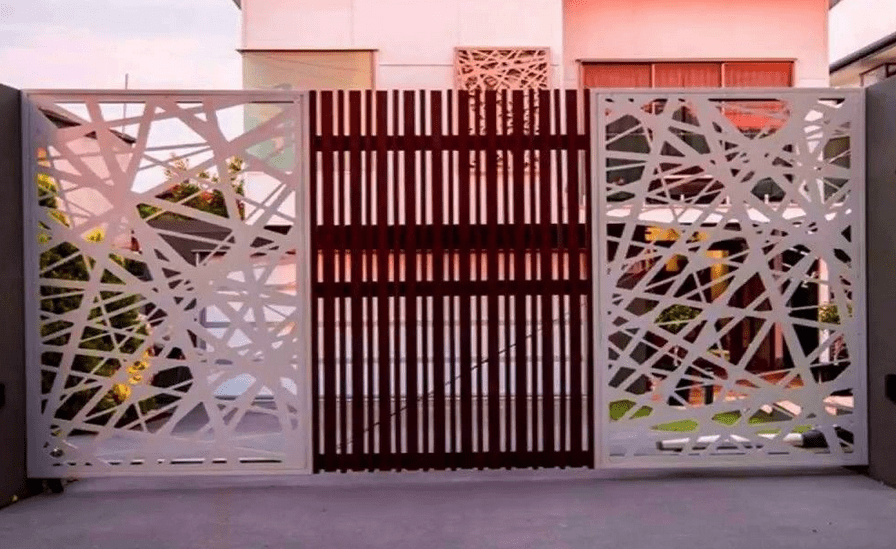 Pintu Gerbang Kombinasi Kayu dan Besi