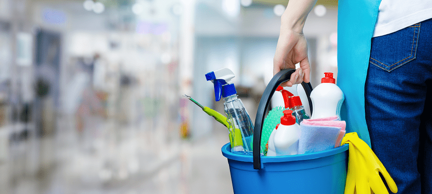 Membersihkan Apartemen