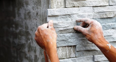 11 Step Cara Memasang Batu Alam untuk Memperindah Rumah
