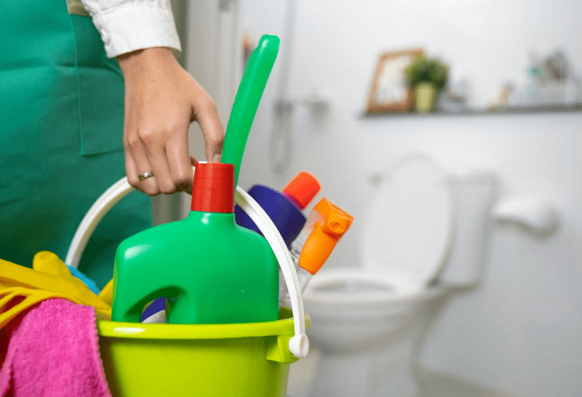 Membersihkan kamar mandi apartemen