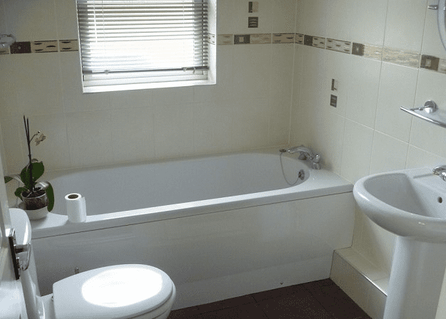 Kamar Mandi Sederhana dengan Bathtub