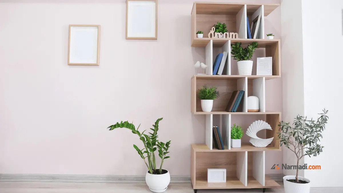 rak buku di sudut ruangan