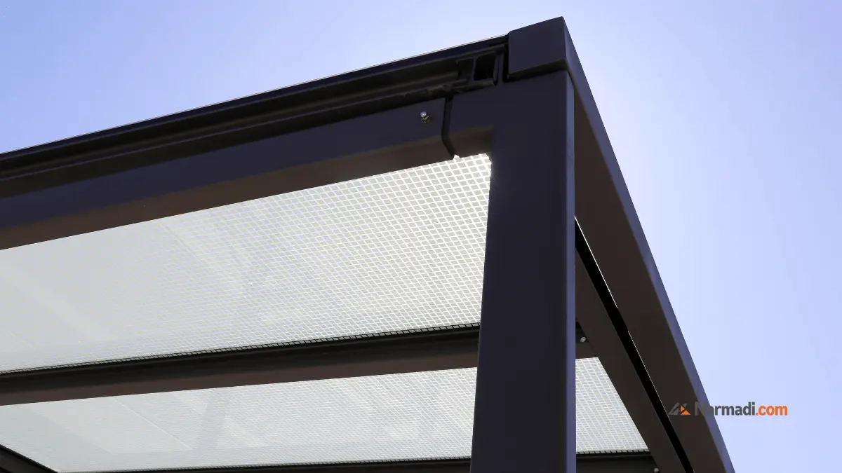 Garasi dengan kanopi Putih