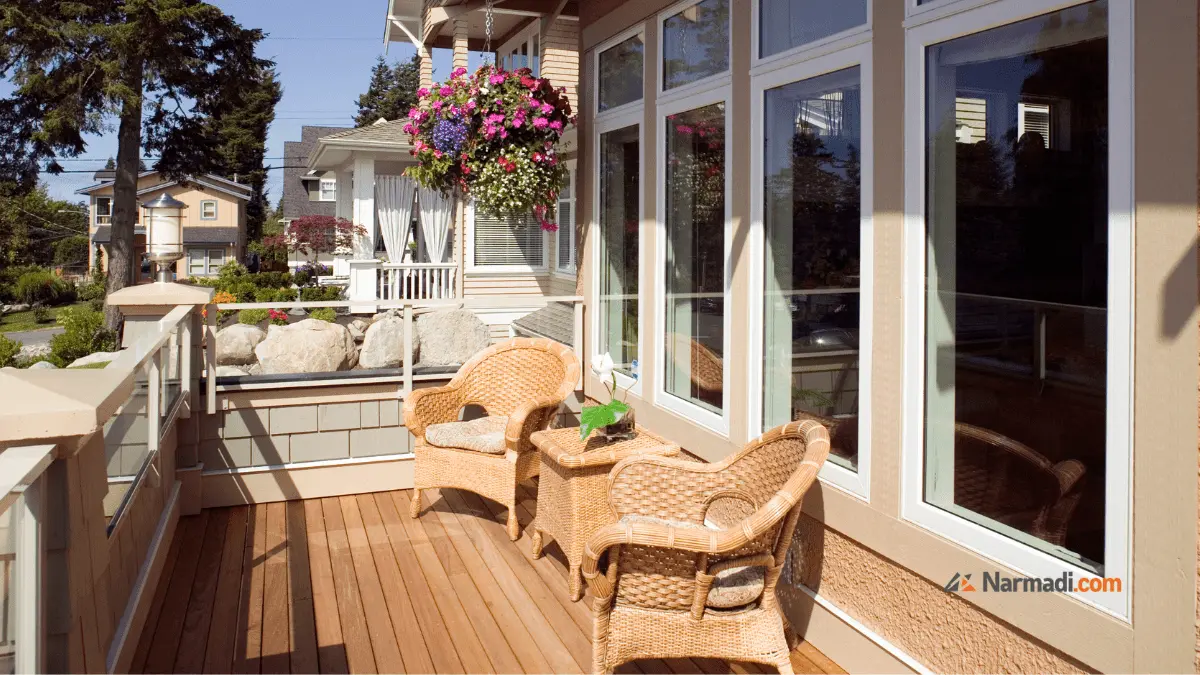 teras rumah dengan furniture sederhana tetapi indah