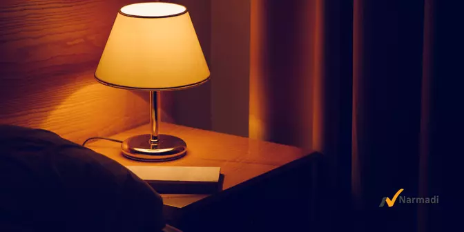 meja lampu sebagai aksesoris dekorasi kamar tidur sederhana