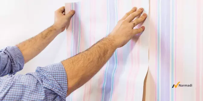 memasang wallpaper dinding