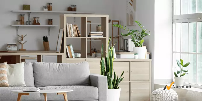 rak buku minimalis di sudut ruangan