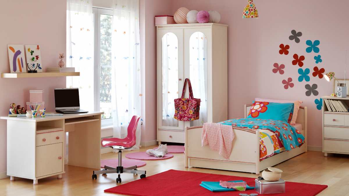 Cat kamar anak perempuan